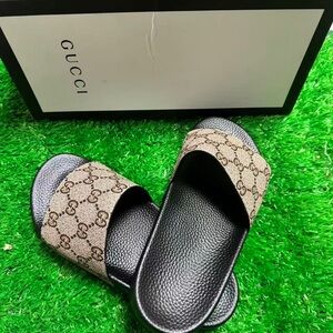 Gucci Women's Black and Tan Slide Sandals